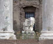 IL TEMPIO DI ANTONINO E FAUSTINA - statua